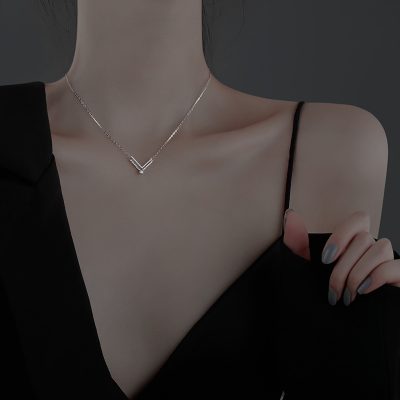 Dây chuyền đính đá CZ chữ V cách điệu